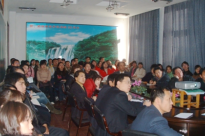 师生们在认真听取报告